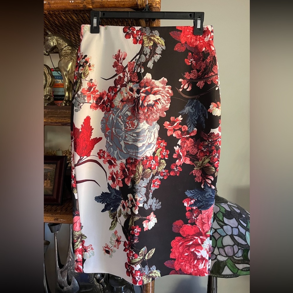 ECI EUC Floral Pencil Skirt **Patriotic Colors** Comfortable Sz S